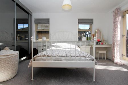 2 bedroom end of terrace house to rent - Photo 2
