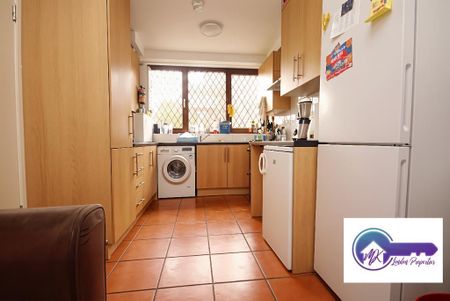 1 bedroom in a flat share to rent - Photo 2