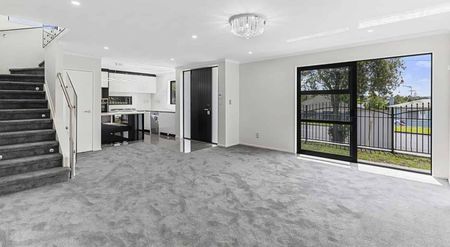 36 Christmas Road - Charming 5BR Manurewa Haven - Photo 3