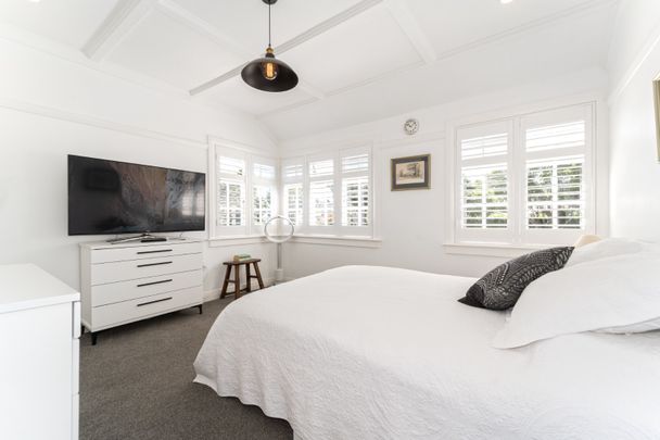 Luxurious Fully Furnished Home with Pool and Gym in Prime Epsom Location - Photo 1