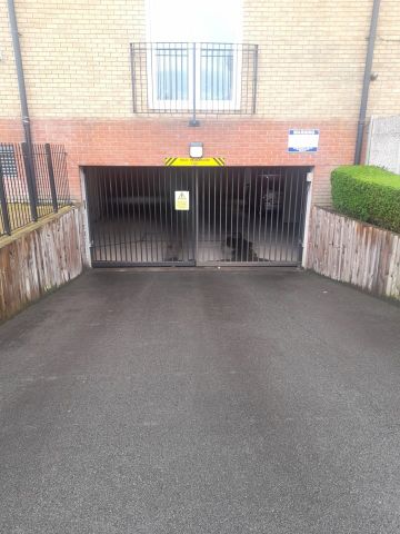 1 Bed Penthouse, Paveley Court, NW7 - Photo 4