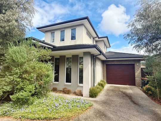 IMPRESSIVE TOWNHOUSE IN MOUNT WAVERLEY SCHOOL ZONE (STSA) - Photo 1