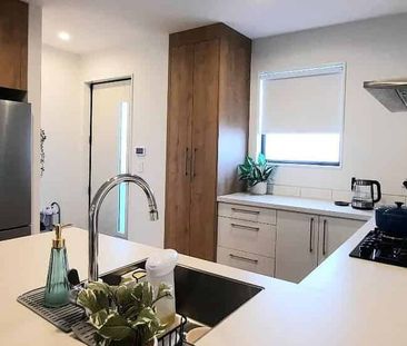 Ready to move in, stylish 2 bed townhouse - Photo 3