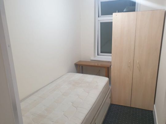 Room in a Shared House, Dersingham Avenue, E12 - Photo 1