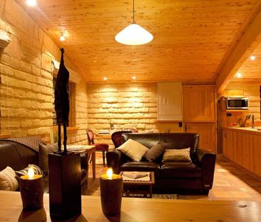 Elegant 2 bedroom semi furnished home - Photo 5