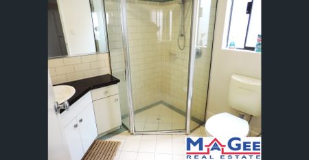 *** CHARMING INDEPENDENT HOME *** - Photo 4