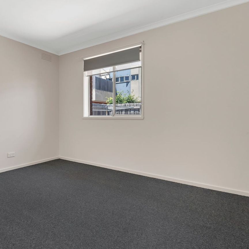 Two bedroom apartment, unit, townhouse & warehouse - Photo 1