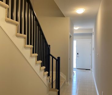 Townhouse For Lease | X8011780 - Photo 4