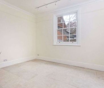 Elegant ground-floor one-bedroom apartment with Cathedral views. - Photo 3