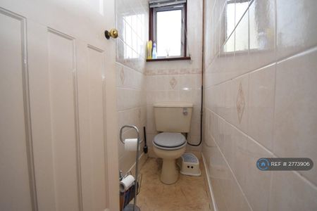 1 bedroom in a house share to rent - Photo 5