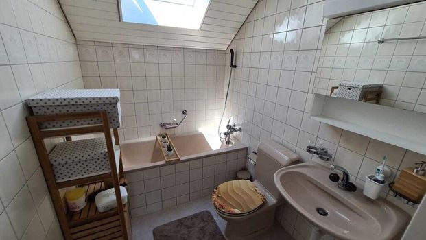 Grosszügige Dachwohnung mit Balkon! 1. Monat GESCHENKT! - Photo 1