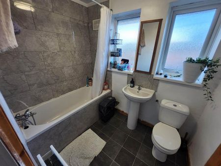 2 bedroom semi-detached house to rent - Photo 5