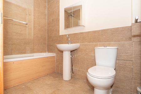 1 bedroom Flat To Let - Photo 5