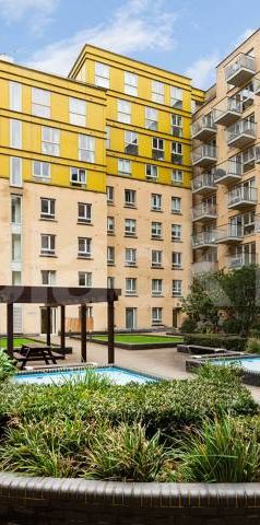 1 bedroom property located within a secure building with concierge - Photo 1