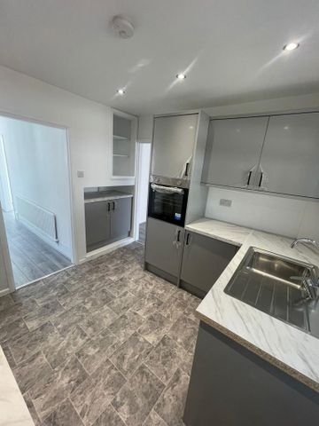 4 bedroom link detached house to rent - Photo 3