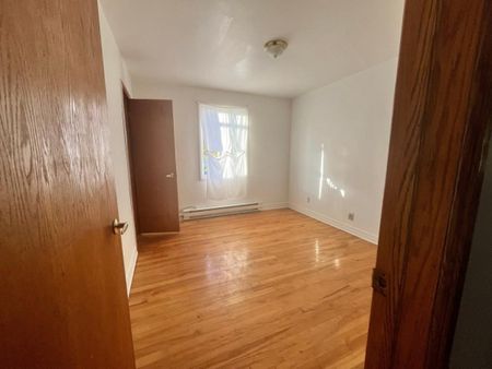 Spacieux et lumineux appartement de 3 chambres, situé au premier étage d'un duplex. - Photo 5