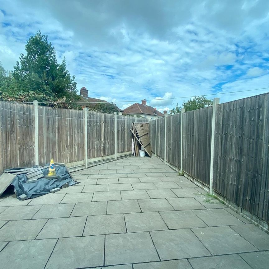 5 Bed Semi-Detached House, Fairmead Road, CR0 - Photo 1