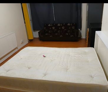 Beautiful double room in SW9 7LE 7 Swinford Garden - Photo 4