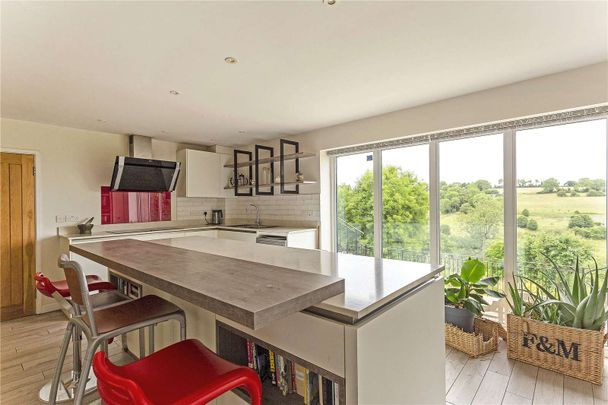 Unique Family Home overlooking the breathtaking Cotswold countryside. - Photo 1