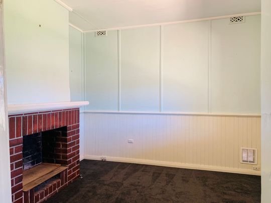 COTTAGE STYLE COSY FAMILY HOME IN GREAT LOCATION! - Photo 1