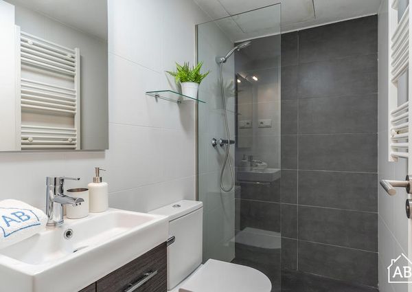 Modern 2-Bedroom Apartment in Poblenou with Balcony