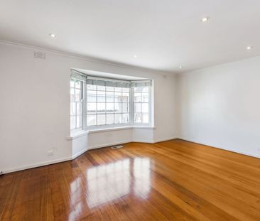 Spacious Light Filled Villa - Photo 3
