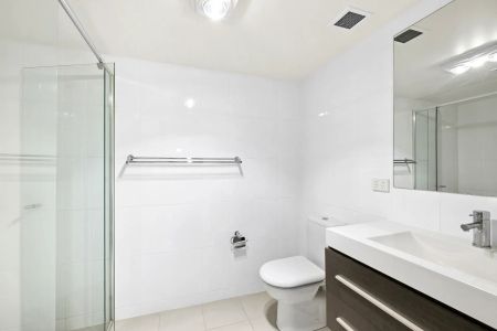 Light-Filled 2-Bedroom Apartment Overlooking Kingston Oval - Photo 4