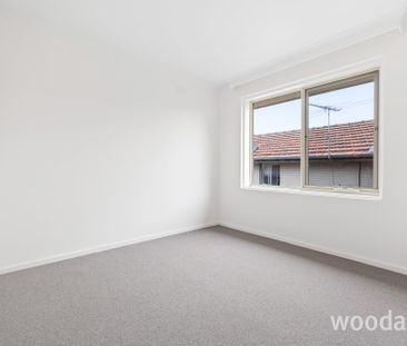 RENOVATED TWO BEDROOM UNIT! - Photo 4