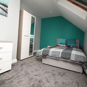 1 bedroom in a house share to rent - Photo 2