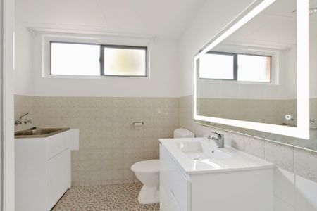 Low-Maintenance Impressive Unit in a Prime City-Fringe Spot! - Photo 4