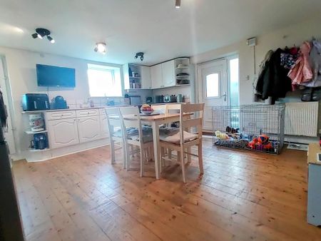 3 bedroom end of terrace house to rent - Photo 2