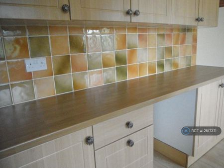 3 bedroom detached house to rent - Photo 4