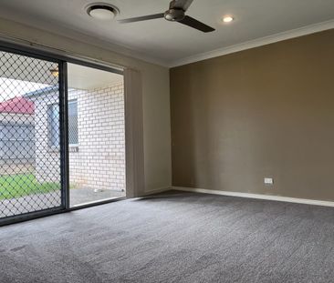 4 BEDROOM MODERN HOME WITH DUCTED AC AND NEW CARPET - Photo 2
