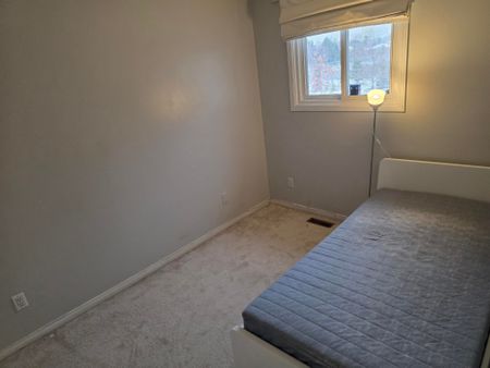 For Lease - 1296 Valerie Crescent, Oakville, Ontario - Photo 3