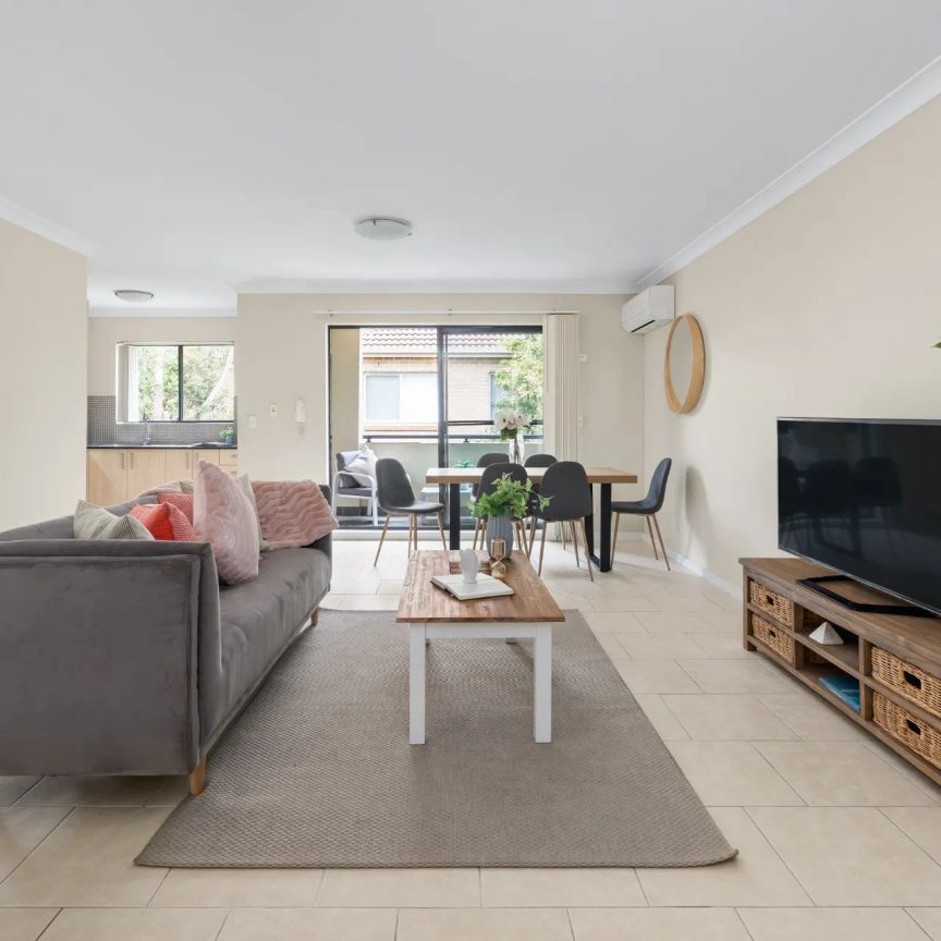 Designer family living on the first floor | North Aspect - Photo 1