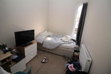 3 bedroom flat to rent - Photo 3