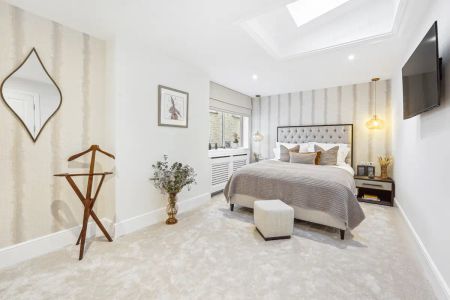 3 bedroom house in South Kensington - Photo 3