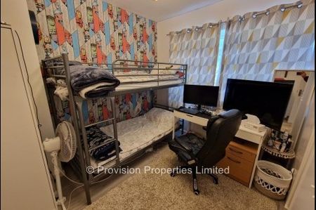 2 Bedroom Flat in Adel - Photo 3