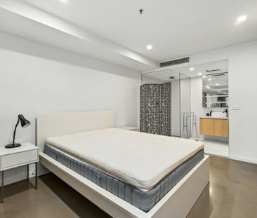 Highend Living on Lonsdale - Fully Furnished - Photo 5