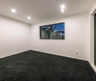 Spacious 5-Bedroom Family Home for Rent in Point England - Photo 6