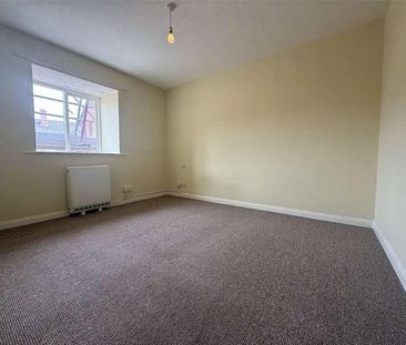 Francis Court, The Burrowe, Crediton, Devon, EX17 - Photo 5