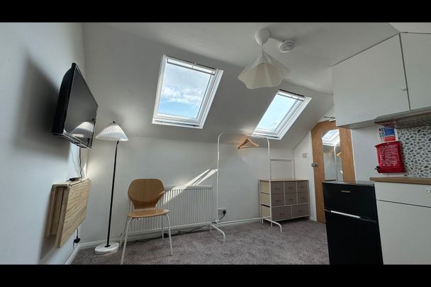 Studio Flat, London, NW2 - Photo 1