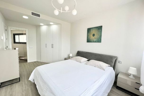 3 Bedroom Townhouse For Rent in Cancelada, Málaga - Photo 1