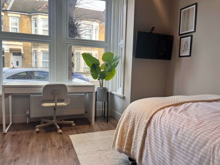 A HMO Designed with You in Mind - Convenient, Stylish & Deluxe living, all under one roof Room3 - Photo 3