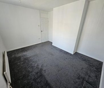 2 bedroom end of terrace house to rent - Photo 2