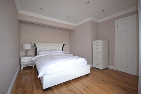 Russell Road, London - Photo 4