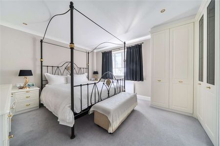 A beautifully presented, spacious four-bedroom property in a desirable and sought-after location - Photo 2