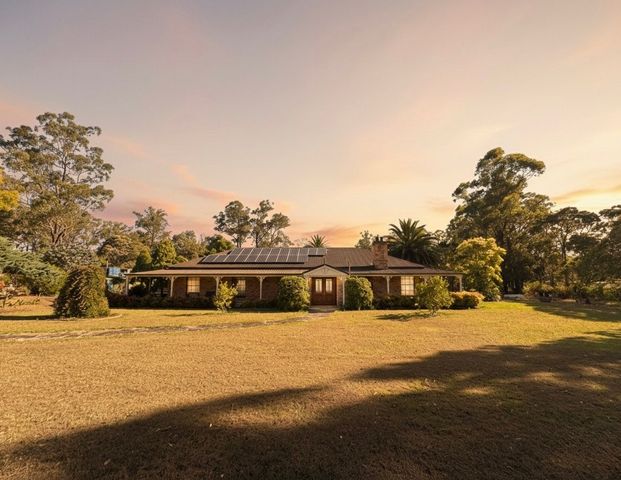 ACREAGE LIVING JUST MOMENTS FROM PENRITH CBD! - Photo 1