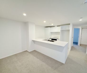 Be First to Live Here! Freshly Renovated 3 Bedroom Apartment - Photo 4