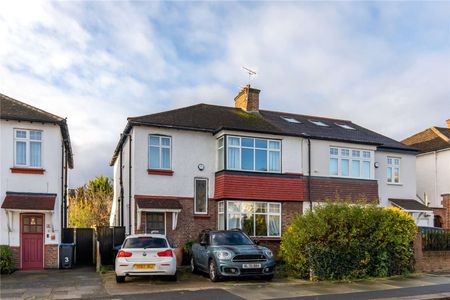 A semi detached family house on one of Wimbledon's finest addresses. - Photo 2